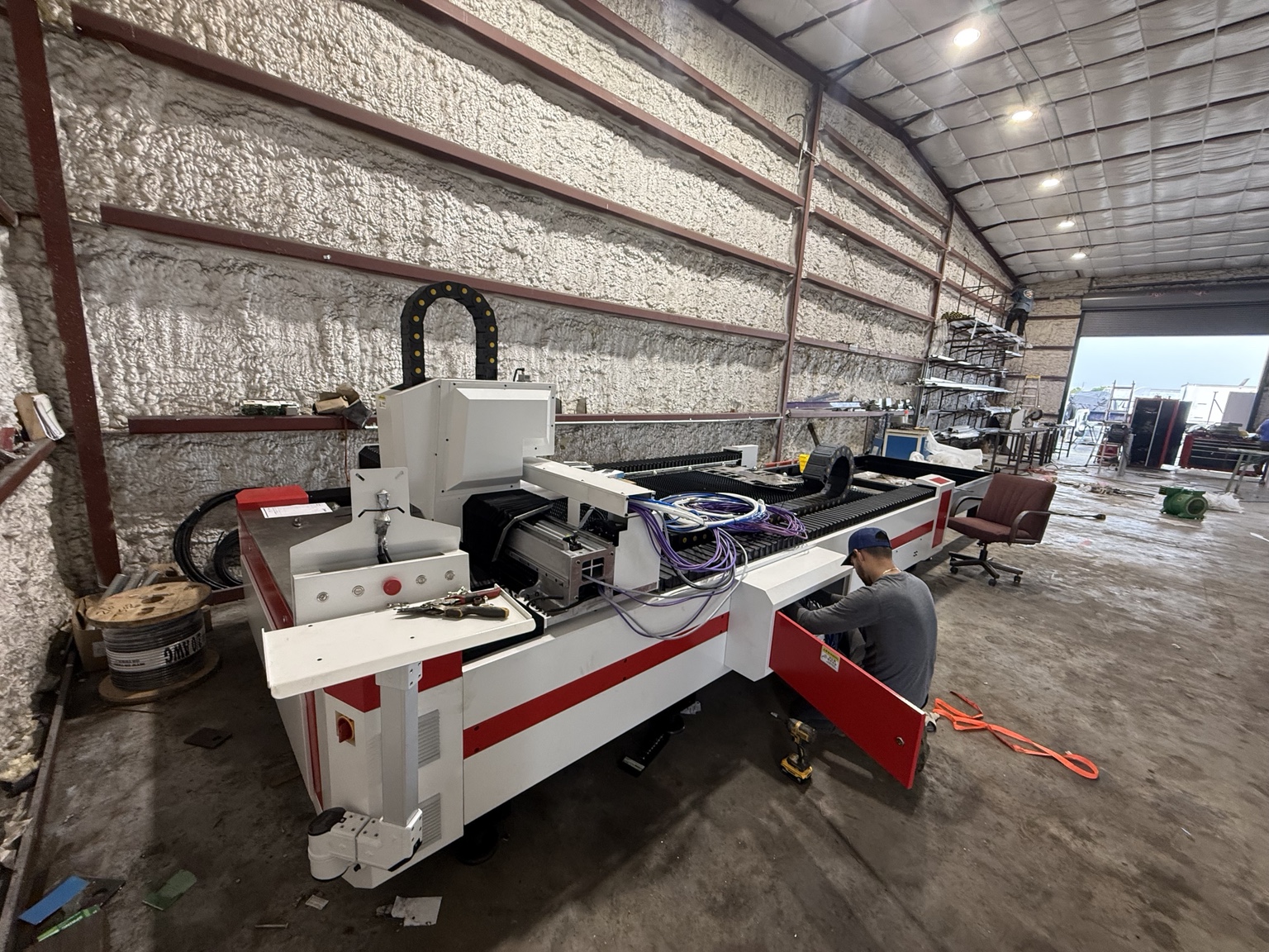 5 Star Fabrications team setting up the new fiber laser table in Clewiston